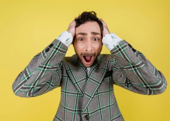 Homem gritando - Créditos: depositphotos.com / IgorVetushko