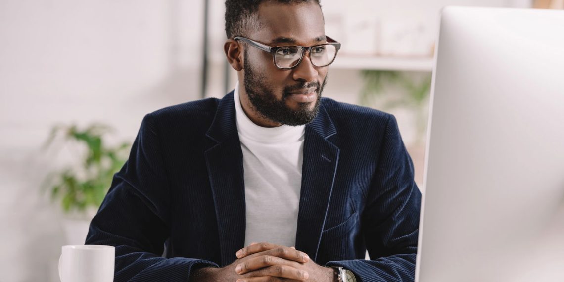 Homem trabalhando no computador - Créditos: depositphotos.com / AndrewLozovyi