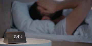 Homem com insônia - Créditos: depositphotos.com / RostyslavOleksin