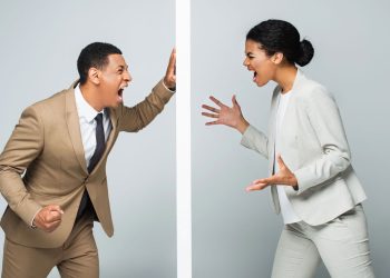 Pessoas irritadas - Créditos: depositphotos.com / Ischukigor