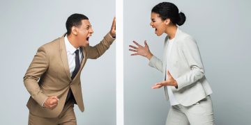 Pessoas irritadas - Créditos: depositphotos.com / Ischukigor