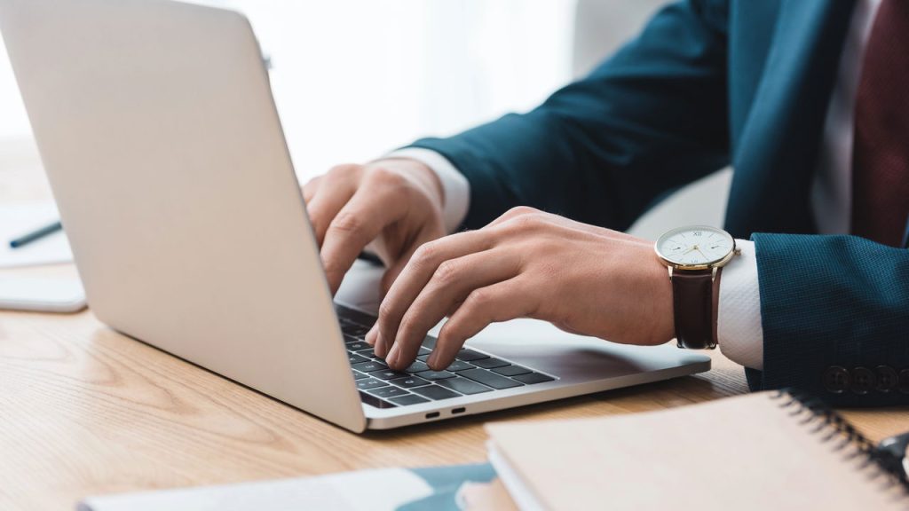 Homem usando laptop - Créditos: depositphotos.com / AndrewLozovyi