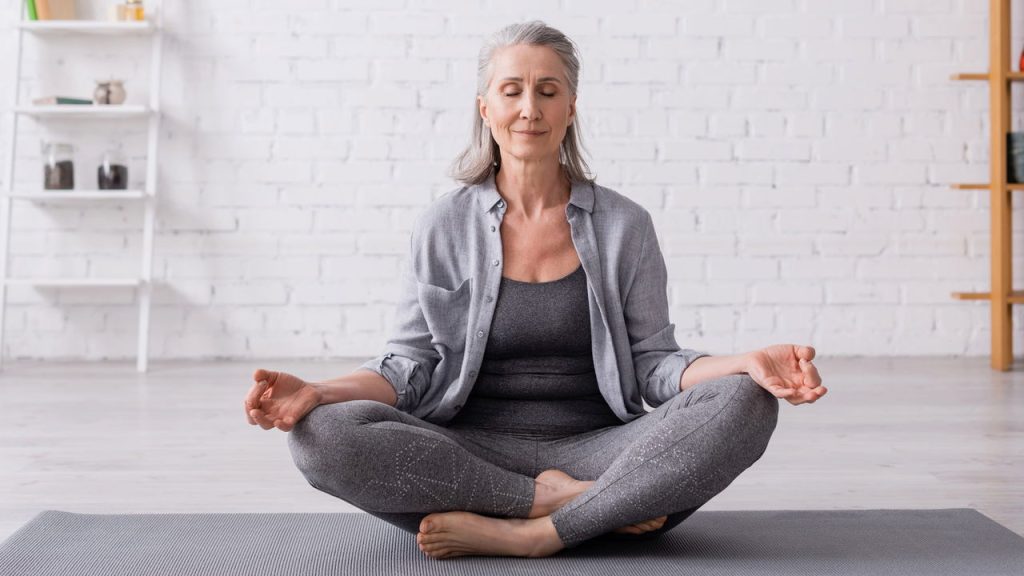 Mulher meditando - Créditos: depositphotos.com / HayDmitriy