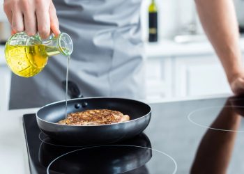 Homem cozinhando com óleo alimentar - Créditos: depositphotos.com / EdZbarzhyvetsky