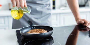 Homem cozinhando com óleo alimentar - Créditos: depositphotos.com / EdZbarzhyvetsky
