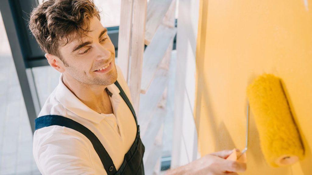 Homem pintando a casa - Créditos: depositphotos.com / IgorVetushko