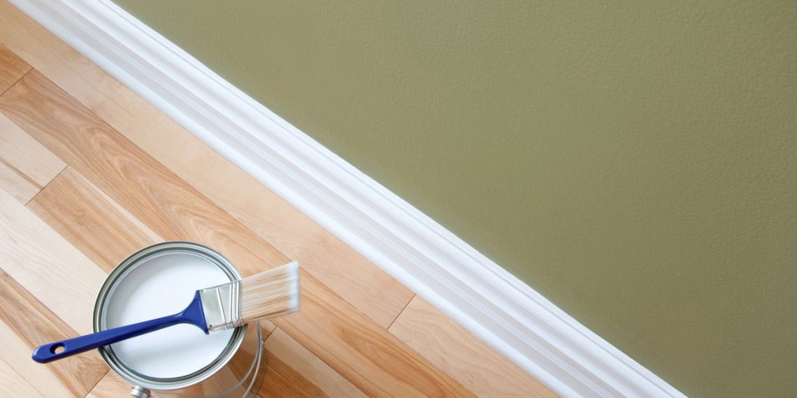 Balde de tinta e parede pintada de verde - Créditos: depositphotos.com / StudioLightAndShade