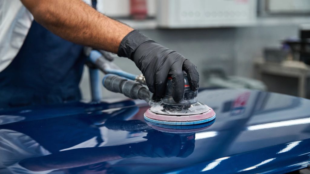 Tratando pintura do carro - Créditos: depositphotos.com / AllaSerebrina