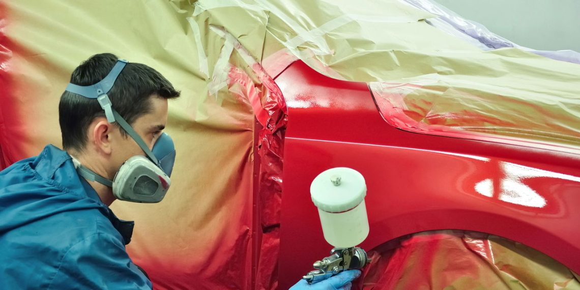 Retocando pintura do carro - Créditos: depositphotos.com / lorakss