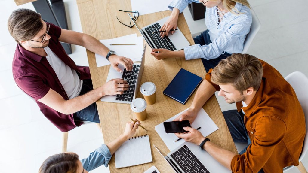 Jovens trabalhando em escritório - Créditos: depositphotos.com / AllaSerebrina