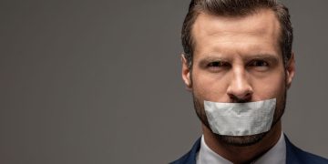 Homem de boca tapada - Créditos: depositphotos.com / HayDmitriy