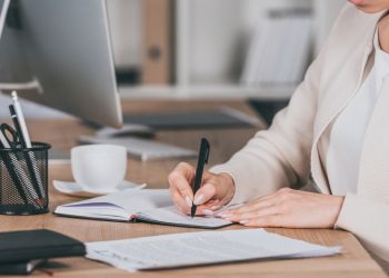 Mulher trabalhando - Créditos: depositphotos.com / IgorVetushko