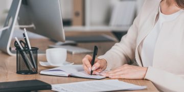 Mulher trabalhando - Créditos: depositphotos.com / IgorVetushko