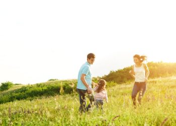 Família em campo - Créditos: depositphotos.com / varuna