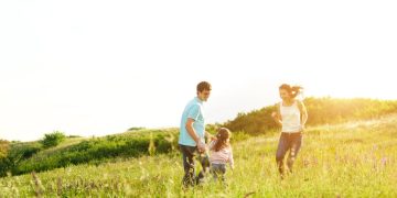 Família em campo - Créditos: depositphotos.com / varuna