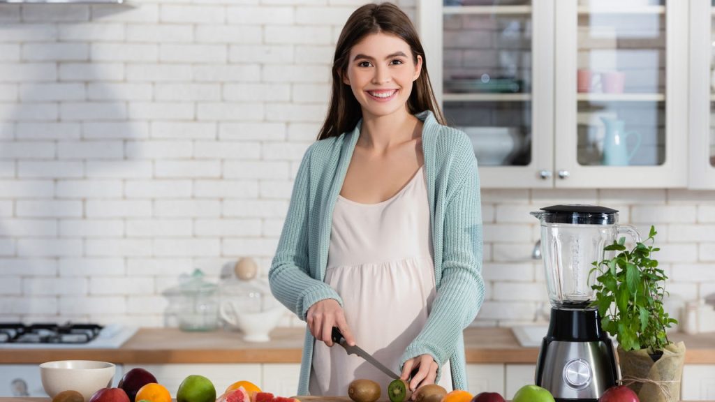 Mulher preparando comida saudável - Créditos: depositphotos.com / AndrewLozovyi
