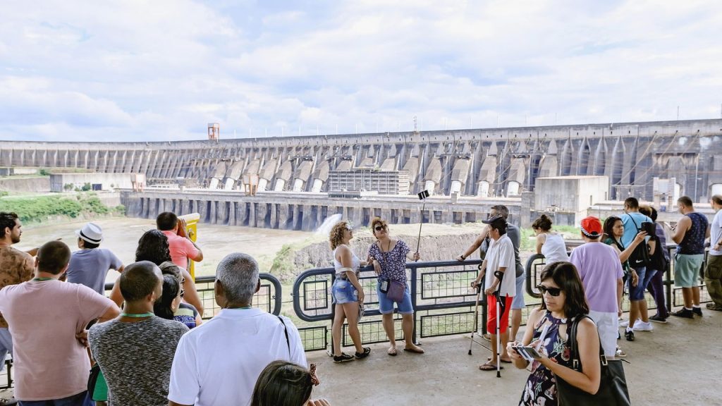 Turistas na Usina Hidrelétrica de Itaipu - Créditos: depositphotos.com / vbacarin