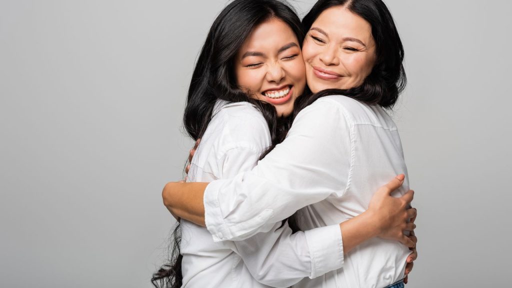 Amigas dando forte abraço - Créditos: depositphotos.com / Ischukigor