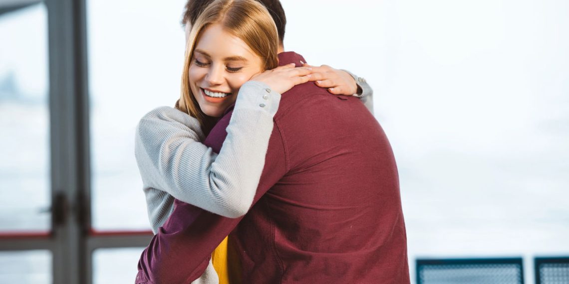 Mulher abraçando colega - Créditos: depositphotos.com / AndrewLozovyi