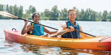 Amigos fazendo passeio de canoa - Créditos: depositphotos.com / HayDmitriy