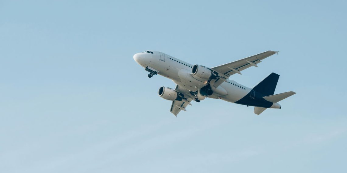 Avião comercial - Créditos: depositphotos.com / AndrewLozovyi