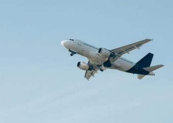 Avião comercial - Créditos: depositphotos.com / AndrewLozovyi
