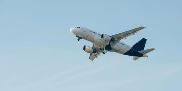 Avião comercial - Créditos: depositphotos.com / AndrewLozovyi