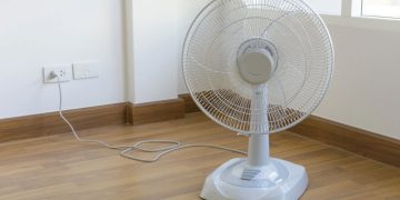 Ventilador na tomada - Créditos: depositphotos.com / bennnn@hotmail.com