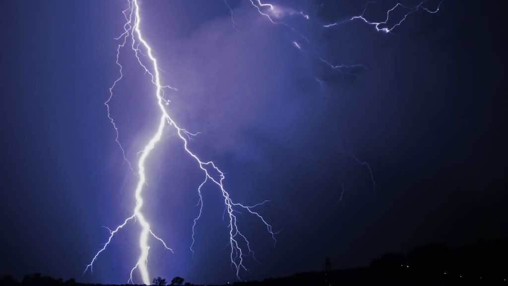 Chuva com tempestades - Créditos: depositphotos.com / photomarcza