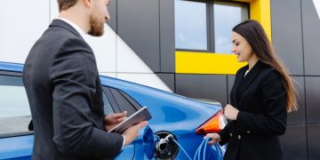 Mulher comprando carro elétrico - Créditos: depositphotos.com / nazariykarkhut