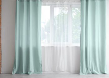 Cortina azul-claro - Créditos: depositphotos.com / serezniy