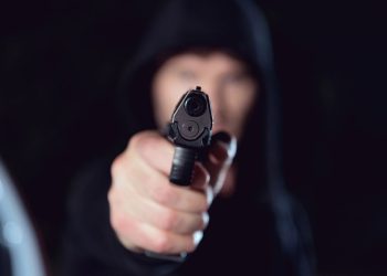 Criminoso apontando arma - Créditos: depositphotos.com / AndrewLozovyi