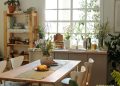 Cozinha com decoração de primavera - Créditos: depositphotos.com / pressmaster