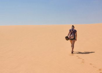 Mulher caminhando no deserto - Créditos: depositphotos.com / YuliyaKirayonakBO