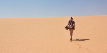Mulher caminhando no deserto - Créditos: depositphotos.com / YuliyaKirayonakBO