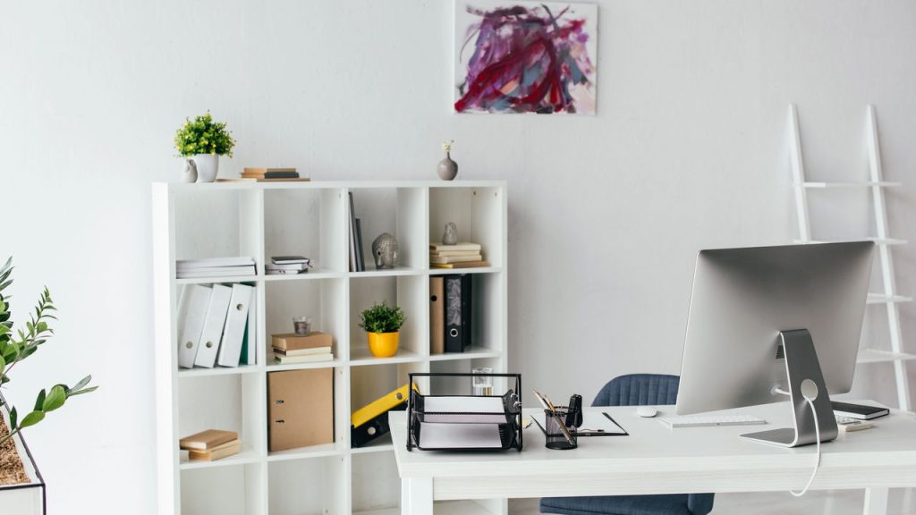 Decoração com estante - Créditos: depositphotos.com / HayDmitriy