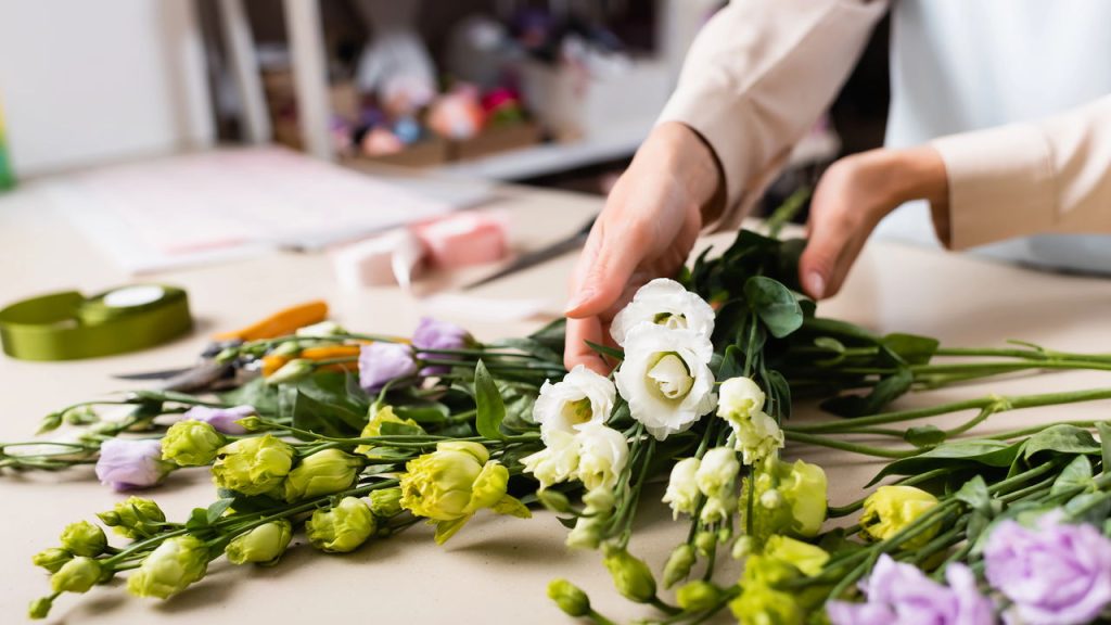 Mulher organizando flores para decoração - Créditos: depositphotos.com / HayDmitriy