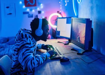 Gamer jogando - Créditos: depositphotos.com / annas.stills.gmail.com