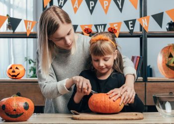 Preparação de decoração de Halloween - Créditos: depositphotos.com / VadimVasenin