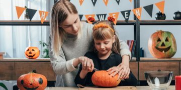 Preparação de decoração de Halloween - Créditos: depositphotos.com / VadimVasenin