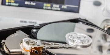 HDD Hard Disk Drive - Créditos: depositphotos.com / ludinko