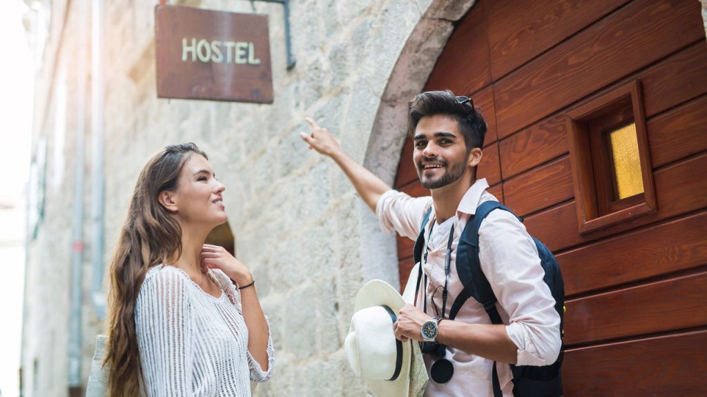 Casal de turista em Hostel - Créditos: depositphotos.com / adriaticphoto