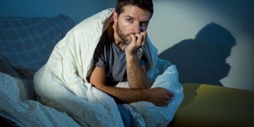 Homem com insônia - Créditos: depositphotos.com / focuspocusltd