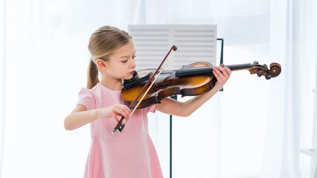 Menina tocando violino - Créditos: depositphotos.com / IgorVetushko