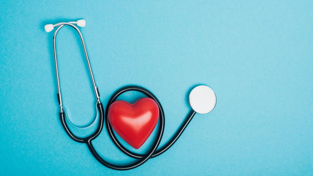 Estetoscópio com coração no meio - Créditos: depositphotos.com / AndrewLozovyi