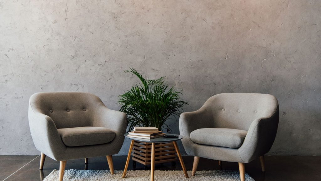Espaço minimalista com livro em mesa pequena - Créditos: depositphotos.com / Y-Boychenko