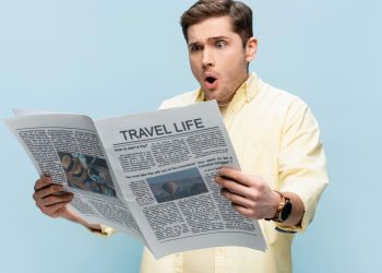 Homem surpreso olhando notícia de jornal - Créditos: depositphotos.com / Ischukigor