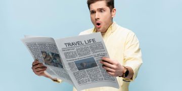 Homem surpreso olhando notícia de jornal - Créditos: depositphotos.com / Ischukigor