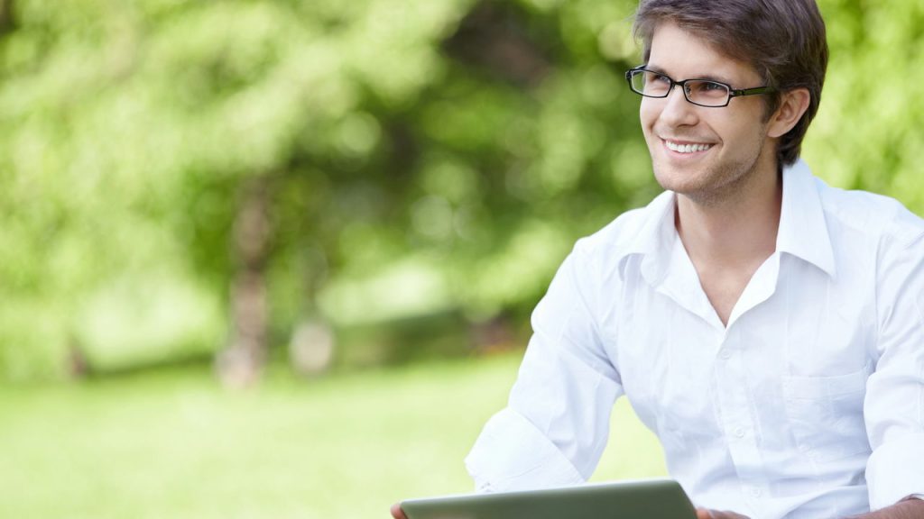 Homem sorrindo em cenário de natureza - Créditos: depositphotos.com / Deklofenak
