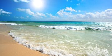 Beira do mar na praia - Créditos: depositphotos.com / DmitryRukhlenko